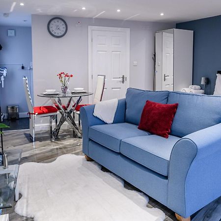 Luxury One Bedroom Guesthouse M6, Junction 10 Walsall Willenhall エクステリア 写真