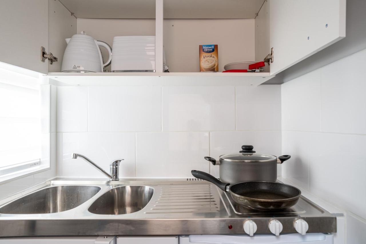 Luxury One Bedroom Guesthouse M6, Junction 10 Walsall Willenhall エクステリア 写真