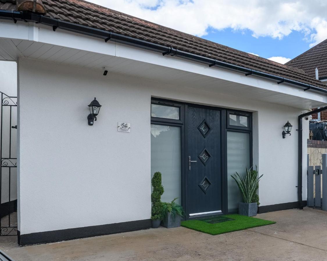 Luxury One Bedroom Guesthouse M6, Junction 10 Walsall Willenhall エクステリア 写真