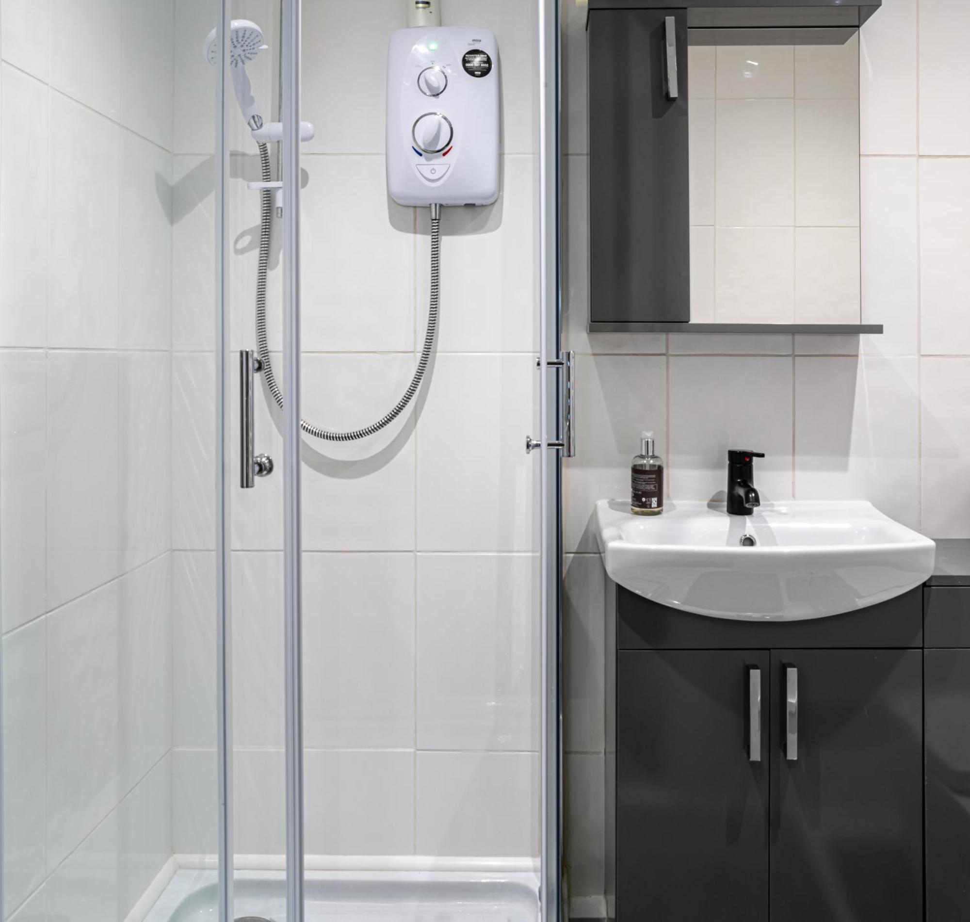 Luxury One Bedroom Guesthouse M6, Junction 10 Walsall Willenhall エクステリア 写真