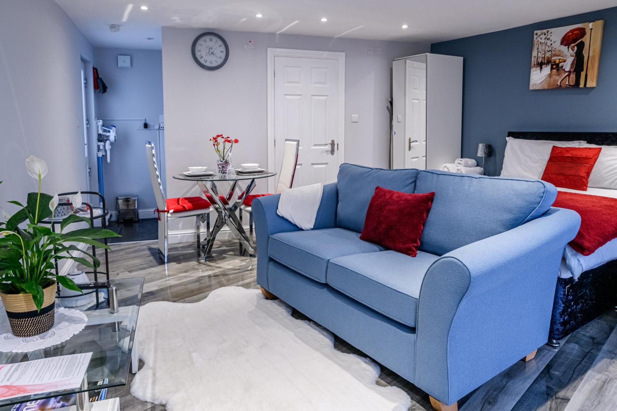 Luxury One Bedroom Guesthouse M6, Junction 10 Walsall Willenhall エクステリア 写真